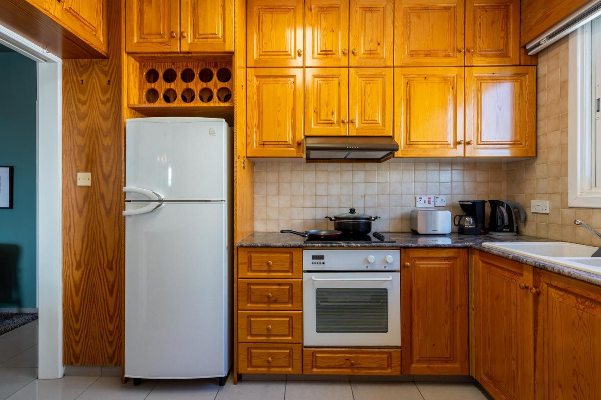 Jayde 2-Bedroom Apartment In Larnaca Esterno foto